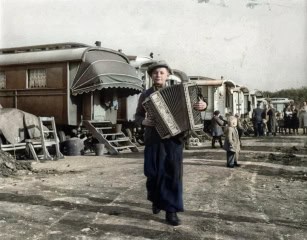 Woonwagenkamp_accordeonist_1940